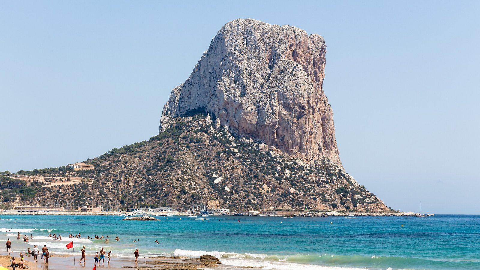 Peñón de Ifach reser sig ur havet vid Calpe