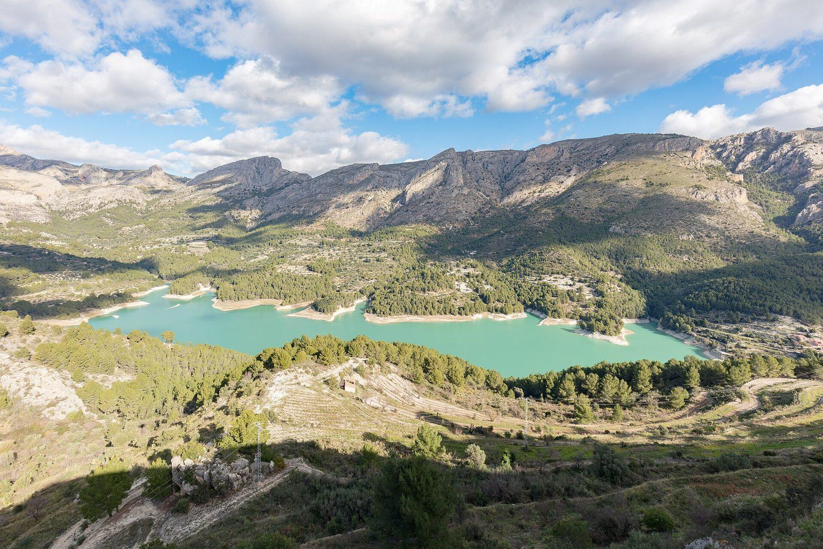 Guadalest med sitt turkosa vattenmagasin