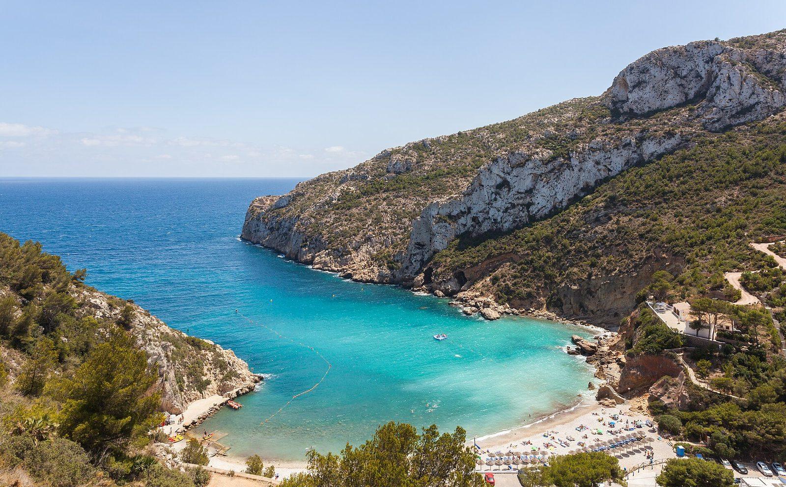 Havsvik med klart vatten på norra Costa Blanca